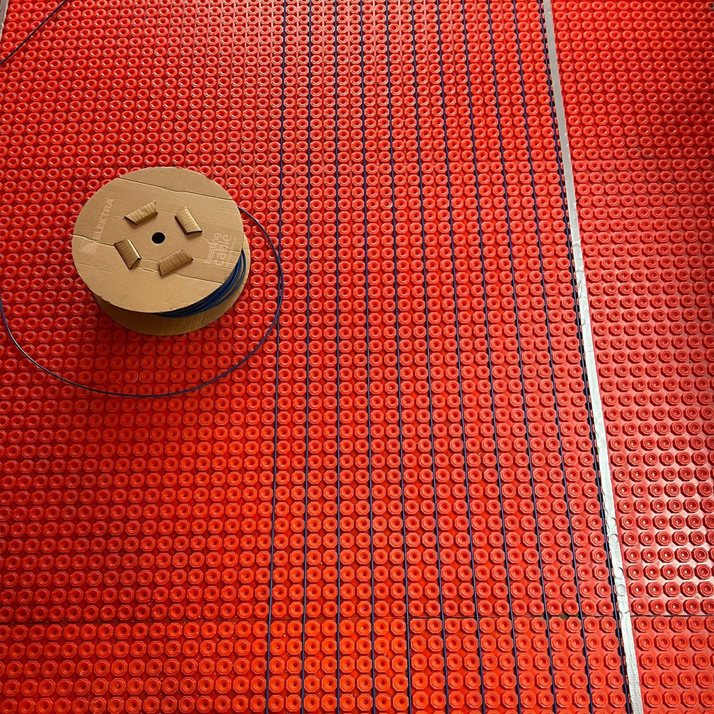 Floor heating cable installation in decoupling membrane